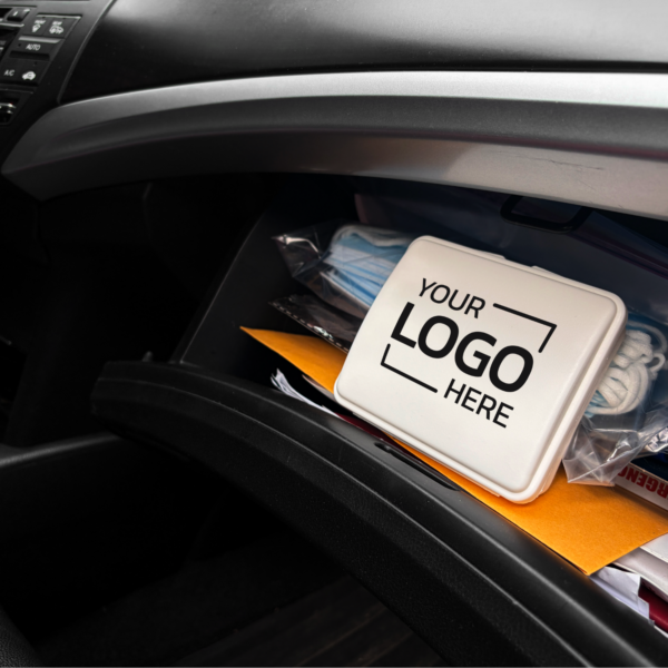 01237 - Trousse de premiers secours de poche - Boîte en plastique - Style de vie - Console de voiture, Votre logo ici (1500 x 1500 px) 01237 - Emergency Pocket First Aid Kit - Plastic Box - Lifestyle - Car Console, Your Logo Here (1500 x 1500 px)