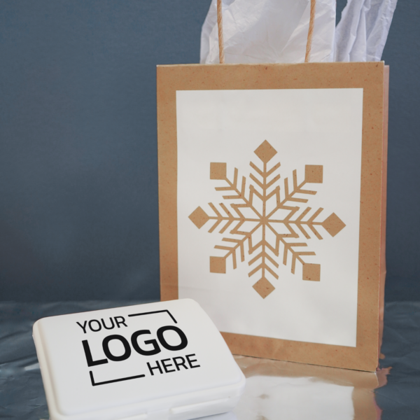 01237 - Trousse de premiers secours de poche - Boîte en plastique - Style de vie - Fermée, Sac cadeau, Votre logo ici (1500 x 1500 px) 01237 - Emergency Pocket First Aid Kit - Plastic Box - Lifestyle - Closed, Gift Bag, Your Logo Here (1500 x 1500 px)